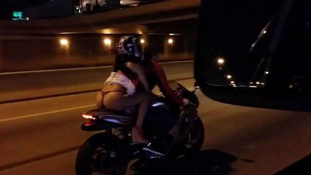 Novinha na moto aparecendo calcinha caiu na net