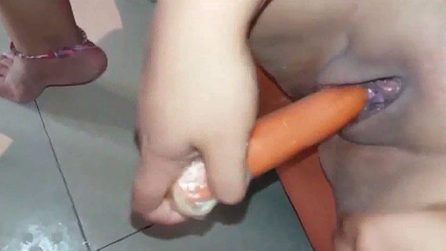 Novinha enfiando cenoura na buceta melada