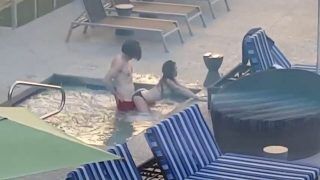 Novinha flagrada metendo na piscina do hotel